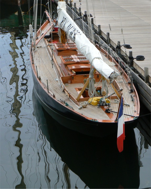 Le Pen Duick d'Eric Tabarly. C'est de ce bateau que Tabarly tomba au cours d'une manoeuvre.