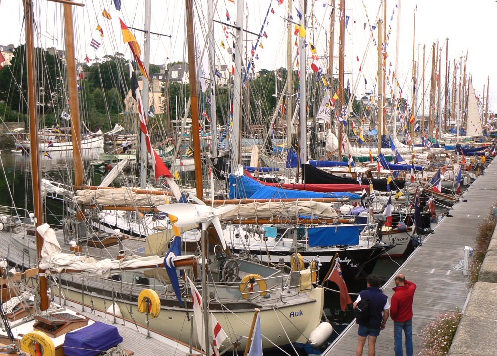 Vue du ponton "belle plaisance". L'homme en vareuse rouge a l'air de se demander où est son bateau : c'est vrai qu'il y en a beaucoup, et tous superbes... 