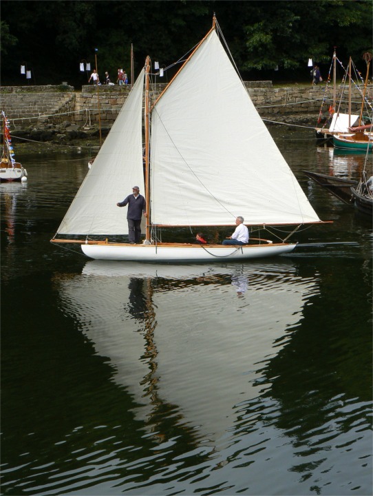 J'adore cette image de Lady Cath évoluant dans le Port Rhu : elle est si jolie qu'on croirait voir un modèle réduit sur un bassin... 