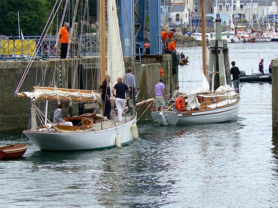 Et c'est au tour de Lady Maud, en remorque car dépourvue de moteur. 