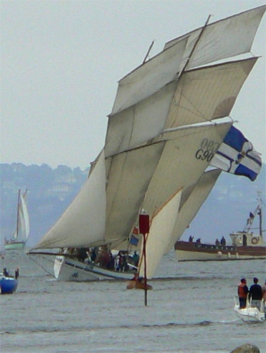 La Granvillaise tout dessus, attrappée au zoom. Elle porte ses "rikikis" (huniers volants) au dessus du hunier de misaine et de celui de taillevent. C'est là que l'on regrette d'être bloqué sur l'estacade, au lieu d'être sur l'eau... 