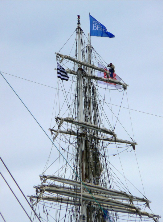 Et voici enfin la mâture tant espérée du Belem, qui n'aura finalement attendu que deux jours au port en eau profonde de Rosmeur avant d'entrer dans le Port Rhu. 