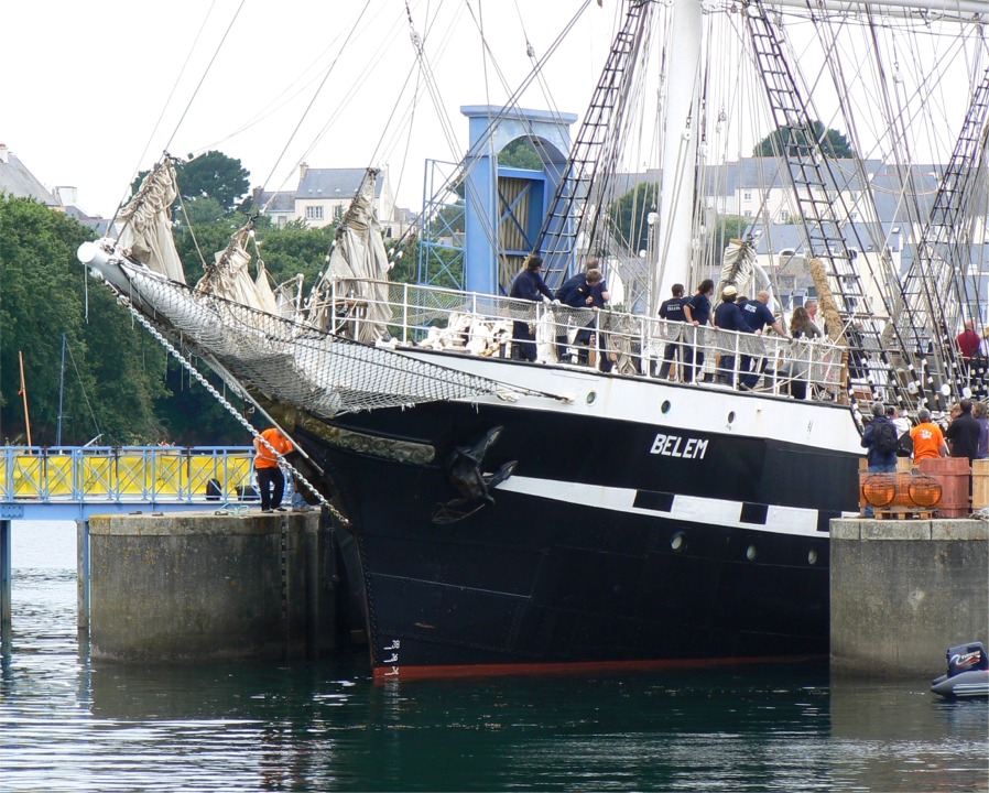 Il se dit que la porte du bassin a été conçue juste assez grande pour que le Belem puisse y entrer... 