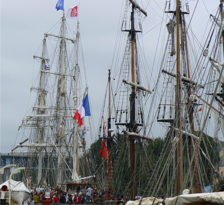 Le gréement du Belem à gauche tient compagnie à celui du Earl of Pembroke, entre autres. 