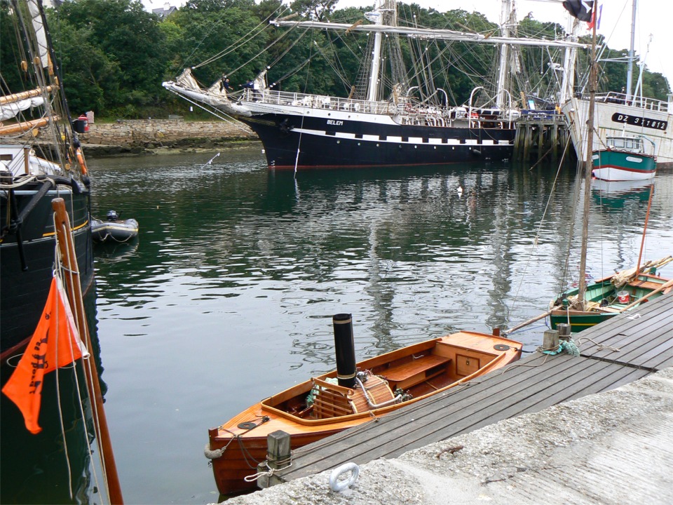 Une photo pour Jean-Jacques : Keltia devant le Belem. 