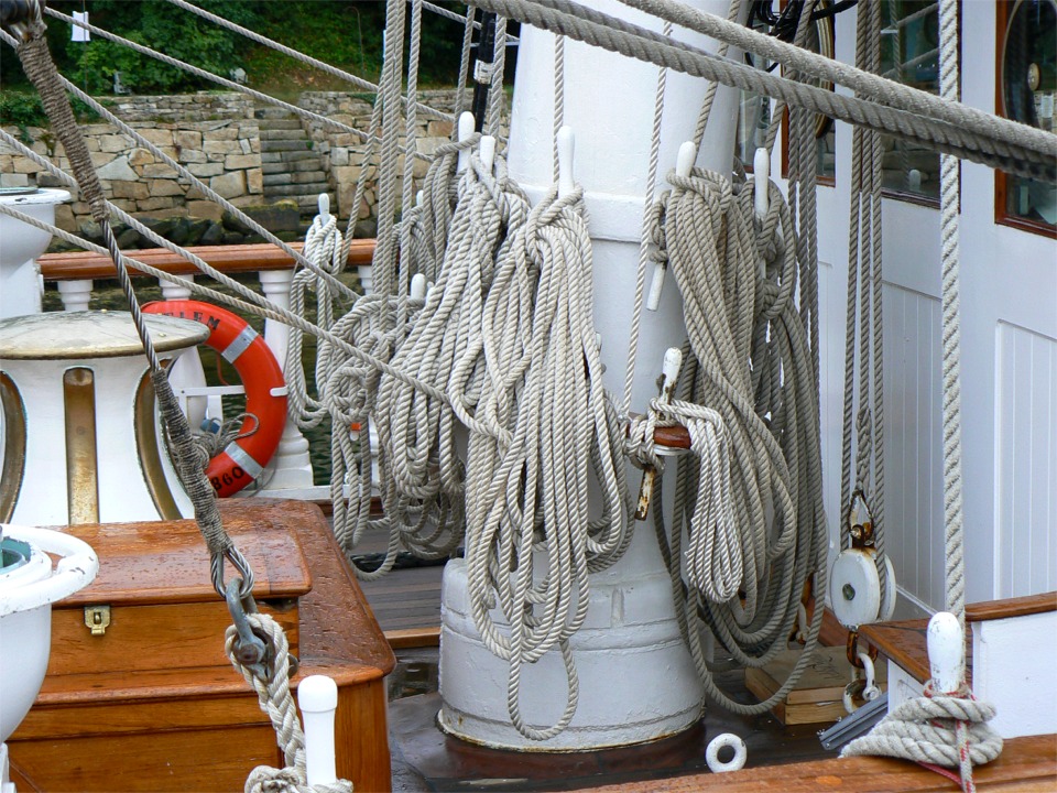 Le pied du mât d'artimon du Belem et ses manoeuvres. Notez la quête rendue visible par rapport à la cloison avant de la timonerie, qui est verticale. 