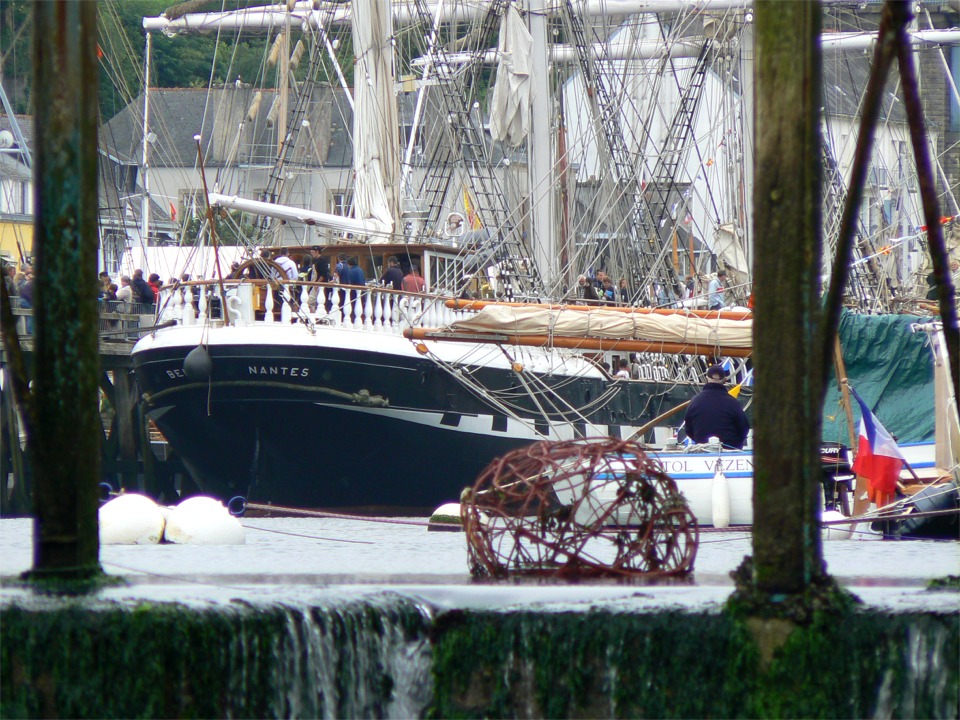 La poupe du Belem, vue par dessus le mur du bassin. 