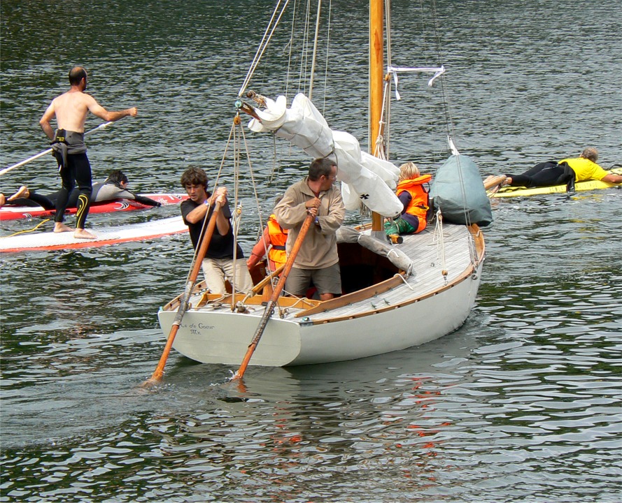 Encore une course à la godille : superbe prestation en double sur As de Coeur. En fait, cette régate est ouverte à tous les engins à propulsion humaine, et on voit des planches sur lesquelles l'un pagaie debout, l'autre couché... 