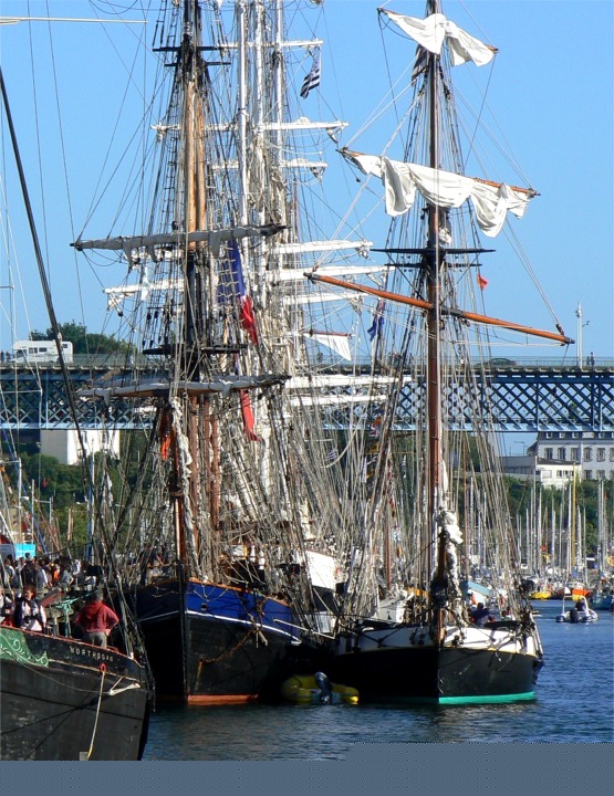 La Recouvrance à couple d'Earl of Pembroke, avec la mâture du Belem en arrière-plan. 