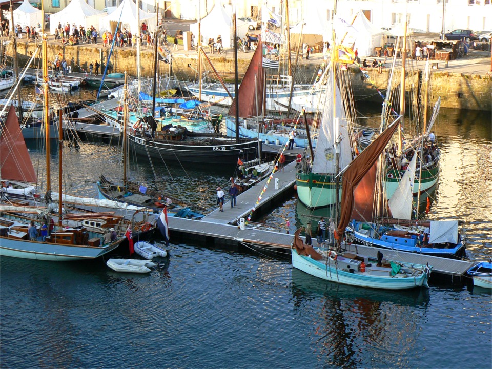 Les rayons du soleil atteignent encore les quais, mais les bateaux sont déjà dans l'ombre. 