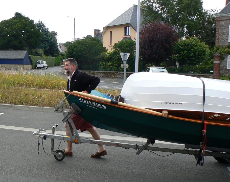 Plus de deux semaines ont pass� depuis ma derni�re mise � jour. En effet, apr�s un bref retour � l'atelier suite � Douarnenez 2010, je me suis rendu � Br�hat pour faires quelques essais, et ceux-ci ont �trangement pris la priorit� sur les activit�s habituelles... Sur cette image, je fais les derniers m�tres � pied pour aller mettre � l'eau mes petits bateaux sur une gr�ve de Paimpol, derri�re le chantier de mon fr�re Gilles. J'ai sur la remorque mon Skerry et le Youyou.