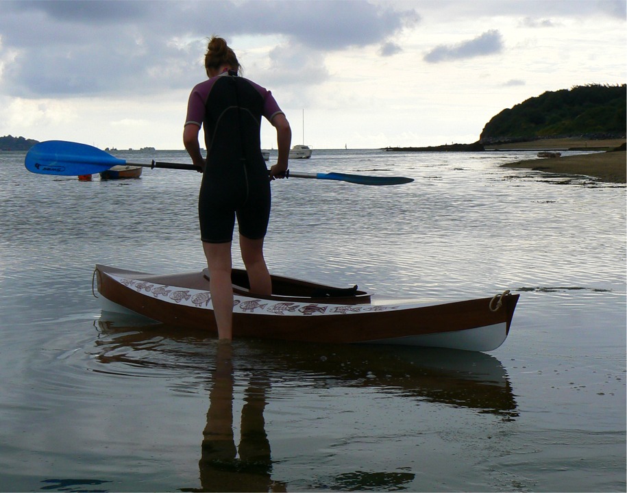 Je reprends l'appareil photo  Juliette pour saisir ce clich qui immortalise le moment o le premier pied humain foule le sol inexplor du cockpit du premier Wood Duck 10 construit en France (musique !) Juliette a ainsi fait le trajet de Paimpol  la Corderie de Brhat avec le Wood Duck 10, soit une bonne dizaine de km, pendant que je l'accompagnais en Skerry  la voile.