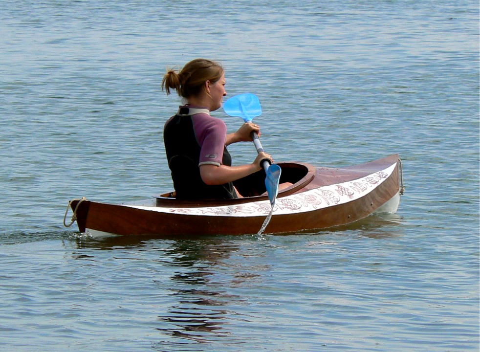 Juliette se recueille brièvement mais intensément avant d'entamer cette traversée inaugurale (en fait, elle tente de se rappeler à qui appartient ce numéro de portable dans sa main gauche). Le Wood Duck flotte bien dans ses lignes, le brion bien arrondi émerge à peine au bas de l'étrave verticale, et la carène est bien posée sur la largeur généreuse des deux panneaux de fond en V très ouvert.