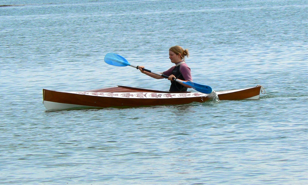 Premières impressions : du fait de sa forme pincée aux extrémités, le Wood Duck "consomme" nettement moins d'énergie pour se propulser, et il reste sur sa trajectoire au lieu de jouer la toupie comme les kayaks "sit-on-top" rotomoulés, courts et rondouillards. Le centre de gravité du pagayeur est plus bas (siège mousse collé au fond) et la stabilité s'en trouve également supérieure.