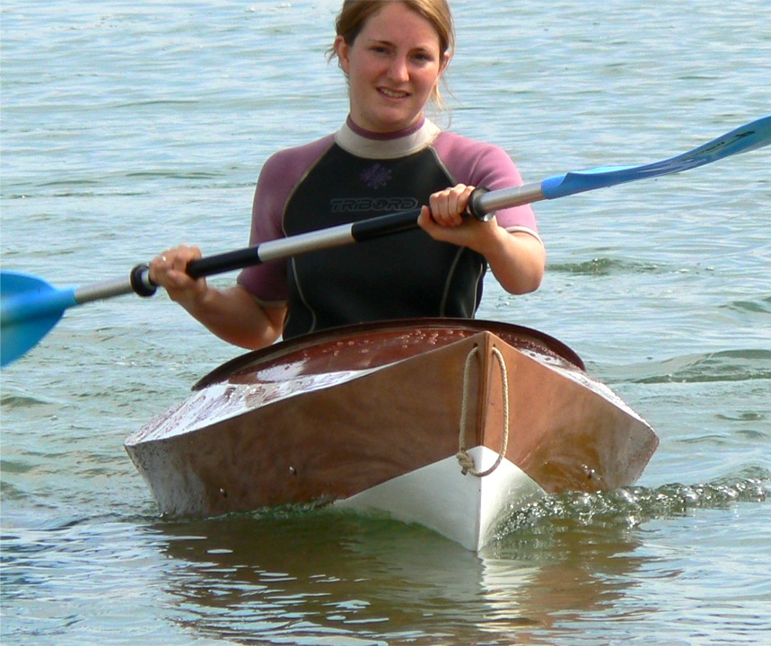 Juliette dans ses oeuvres. Cette image montre bien la finesse de l'trave du Wood Duck, qui lui permet de passer en souplesse  travers le clapot : l'trave passe  travers la vague jusqu' ce que le tiers avant du kayak commence  "soulager" du fait de l'largissement rapide de la carne, ce qui donne au Wood Duck un passage doux dans le clapot sans perte de vitesse ni "marsouinage" excessif.