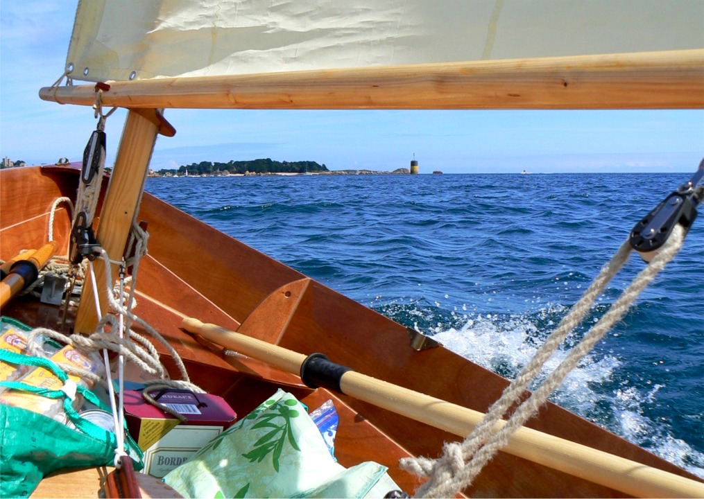Le Skerry a démontré sa capacité de charge en faisant le transport vers Bréhat des bagages (sauf l'ordinateur, j'apprends mes leçons...) et des courses faites à une grande surface du "continent". 