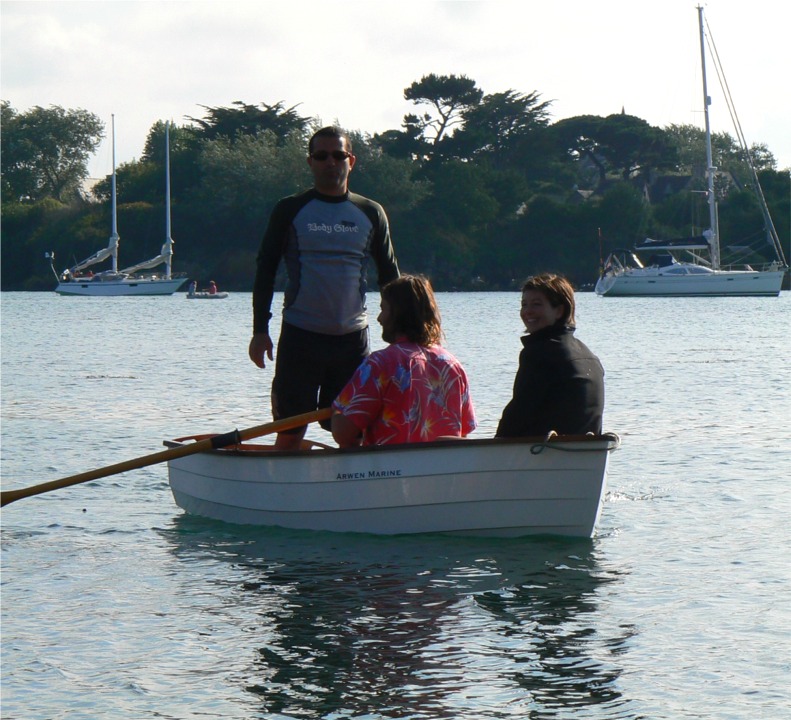 Sylvain est aux avirons, avec Alice et Matthieu. On voit qu'avec trois passagers, le Youyou a encore une bonne hauteur de franc-bord. Matthieu s'est lev� pour d�montrer sa confiance dans la stabilit� du Youyou. Celle-ci est optimale en charge, car la partie immerg�e de la coque atteint presque la largeur maximale.