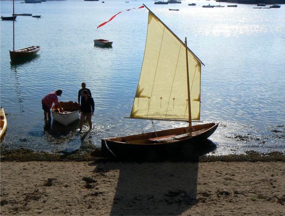 La petite misaine au tiers de 6 m2 est parfaite pour les navigations estivales : j'ai rarement été très sous-toilé, et dans l'autre sens, je n'ai pris le ris que trois fois. J'ai souvent navigué un peu sur-toilé sans prendre le ris, en déventant un peu au près. 