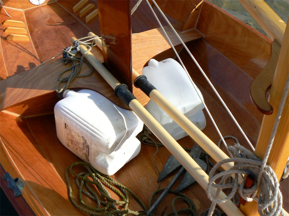 Quand je n'ai plus eu de chargement à bord, j'ai trouvé le bateau nettement moins agréable à lège, et j'ai rempli d'eau ces deux bidons de 20 litres (ils avaient contenu du pétrole dans une vie antérieure). Calés de part et d'autre du puits de dérive, ils n'ont plus bougé de là jusqu'au moment de sortir le bateau de l'eau. 