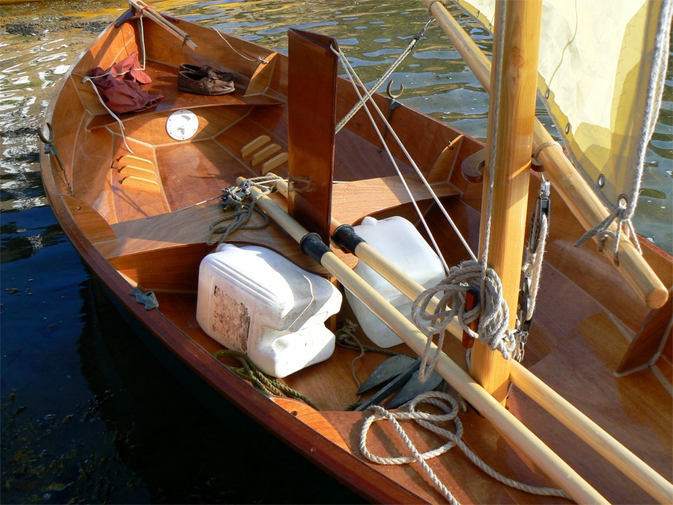 J'ai test le ballast liquide : 40 litres d'eau dans ces deux bidons. Sachant que la coque nue du Skerry pse 45 kg et que le grement et le reste de l'armement nous amnent  un petit 60 kg, on arrive ainsi prs des 100 kg. Et cela change tout ! En effet, l'inertie apporte par le ballast "pacifie" le Skerry et on peut se dplacer dans la coque beaucoup plus facilement sans provoquer de coup de gte.