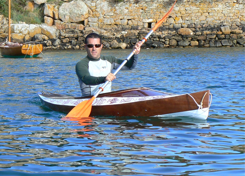 La mer est d'huile ce soir, mais cette image montre bien la hauteur de toute la partie avant du kayak, qui lui assure un franchissement "sec" du clapot et des sillages de bateaux à moteur (occurence fréquente en été, souvent humide pour les petits bateaux !) 