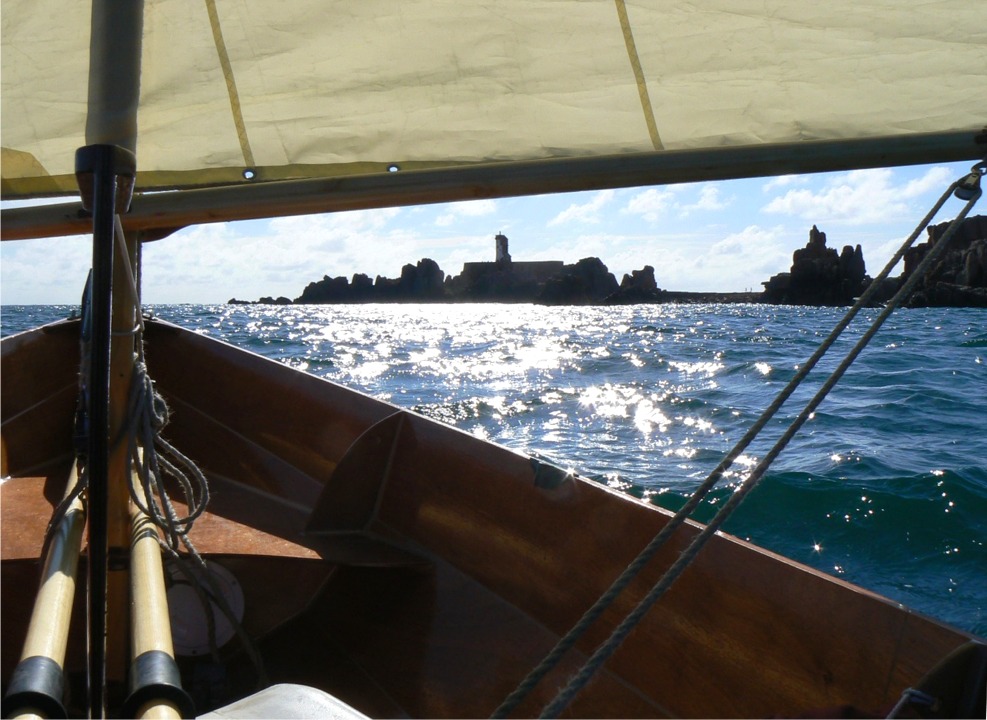 Le poids du ballast augmente aussi la stabilit� : plus la coque est enfonc�e et plus sa largeur augmente,  et am�liore la marche au pr�s et le passage dans le clapot. Il n'y a gu�re qu'au portant que l'on pourrait souhaiter all�ger le bateau, mais finalement, l'augmentation de l'inertie est l� aussi tr�s appr�ciable. Bref, les deux bidons de 20 litres font maintenant partie de l'armement standard de mon Skerry ! C'est le phare du Paon, � la pointe nord de Br�hat sur la photo.