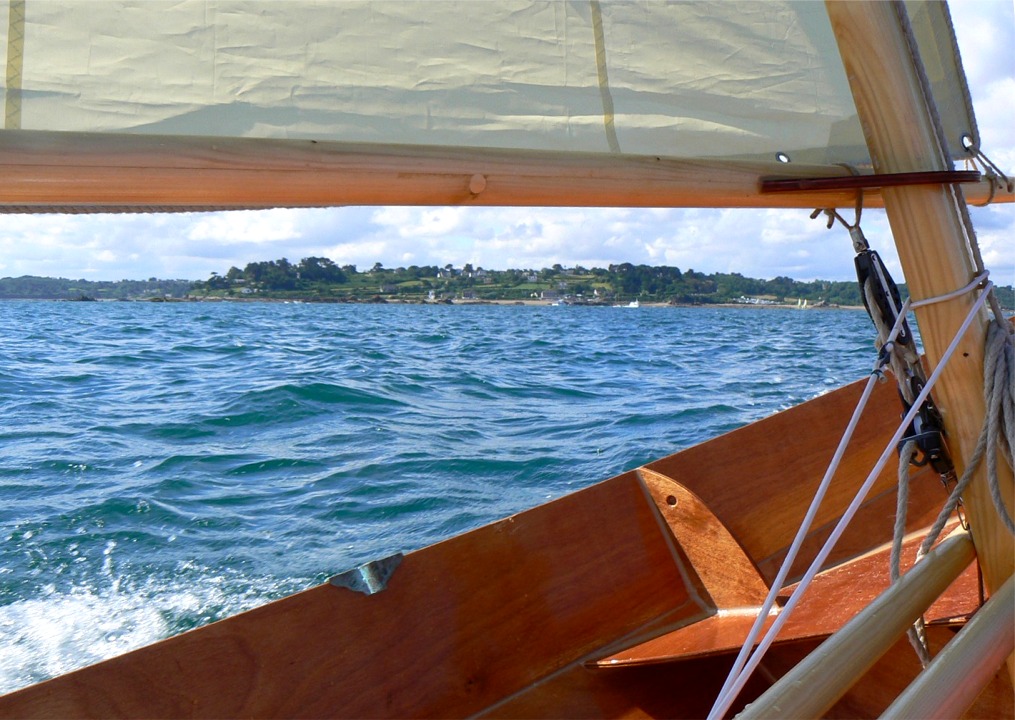 Un moment plus tard, voici la pointe de l'Arcouest, toujours avec une petite brise de 10-15 noeuds, id�ale pour le Skerry, et le soleil pour avoir de jolies couleurs et un peu de chaleur.
