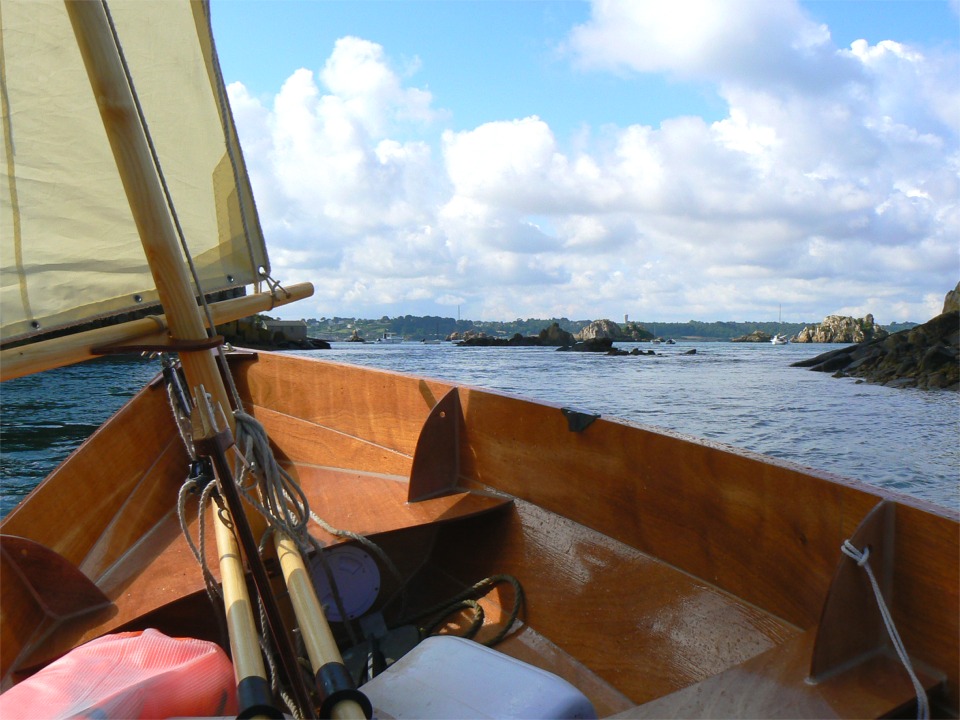 Le lendemain, navigation dans le chenal du Kerpont en tout début de jusant : je profite du fait que je suis au portant et que ma dérive est en grande partie relevée pour me faufiler dans les cailloux à l'abri du courant... 