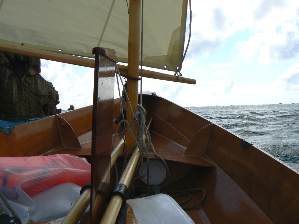 Un peu plus tard, je passe sur la troisième cale, encore couverte, au Port-Clos, et le courant de vive-eau (coef. 112) lève un petit clapot court. 