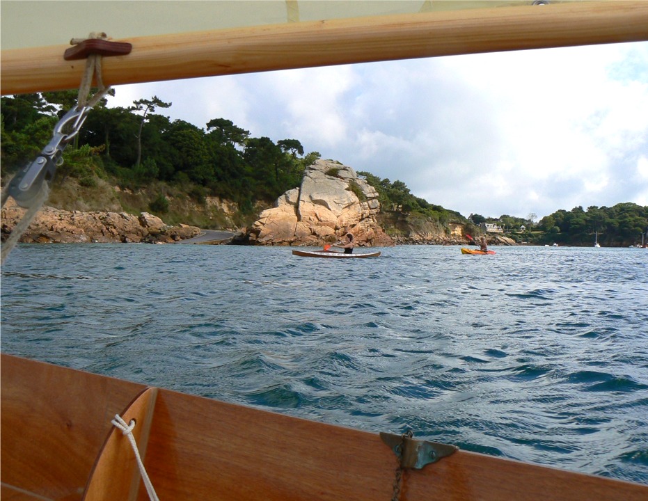 Pour la suite des images du Wood Duck, j'ai utilis&eacute; le Skerry : je suis all&eacute; &agrave; la rencontre d'Alice et Matthieu qui faisaient le tour de l'ile. Alice est dans le Wood Duck, et Matthieu dans un kayak sit-on-top rotomoul&eacute;. 