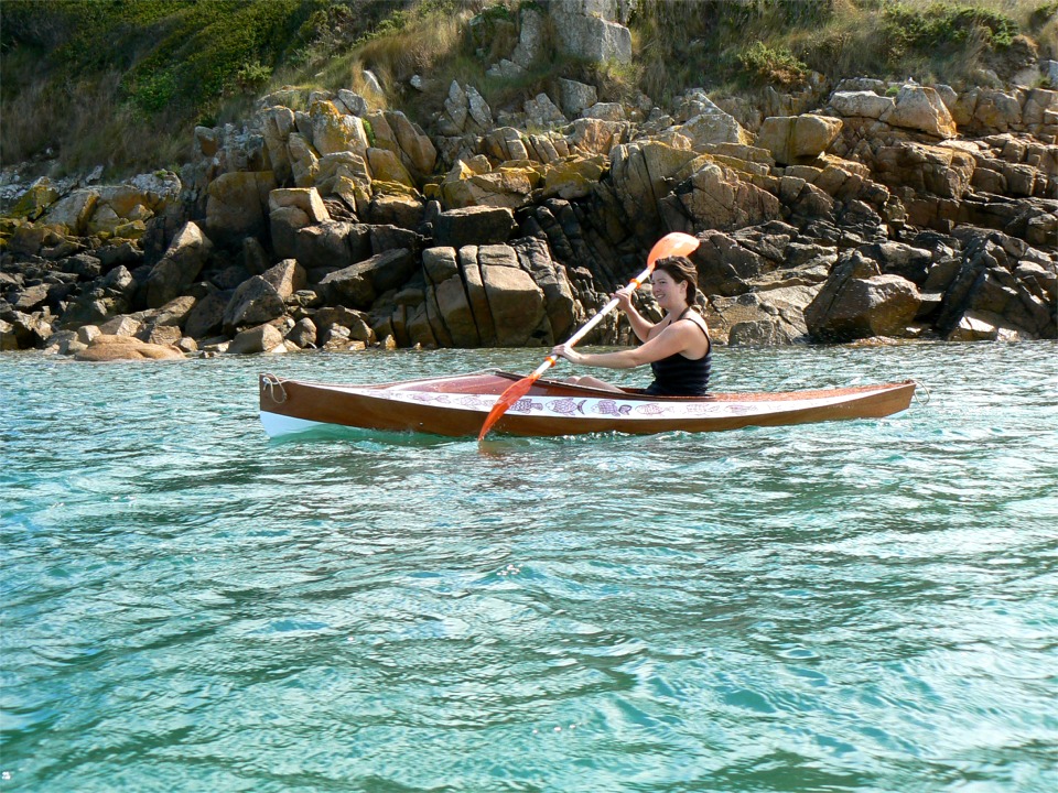 D'ici quelques mois, Adam pourra accompagner sa maman, assis devant elle entre ses jambes. Le cockpit du Wood Duck 10 fait presque 1 m�tre de long afin d'accueillir un enfant devant le pagayeur.