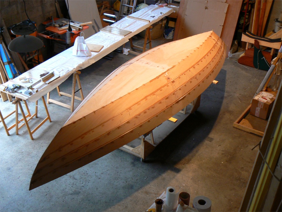 Je finis en bouchant tous les trous des sutures extraites, et en ajoutant de l'&eacute;poxy charg&eacute;e comme enduit sur les joints-puzzle. 