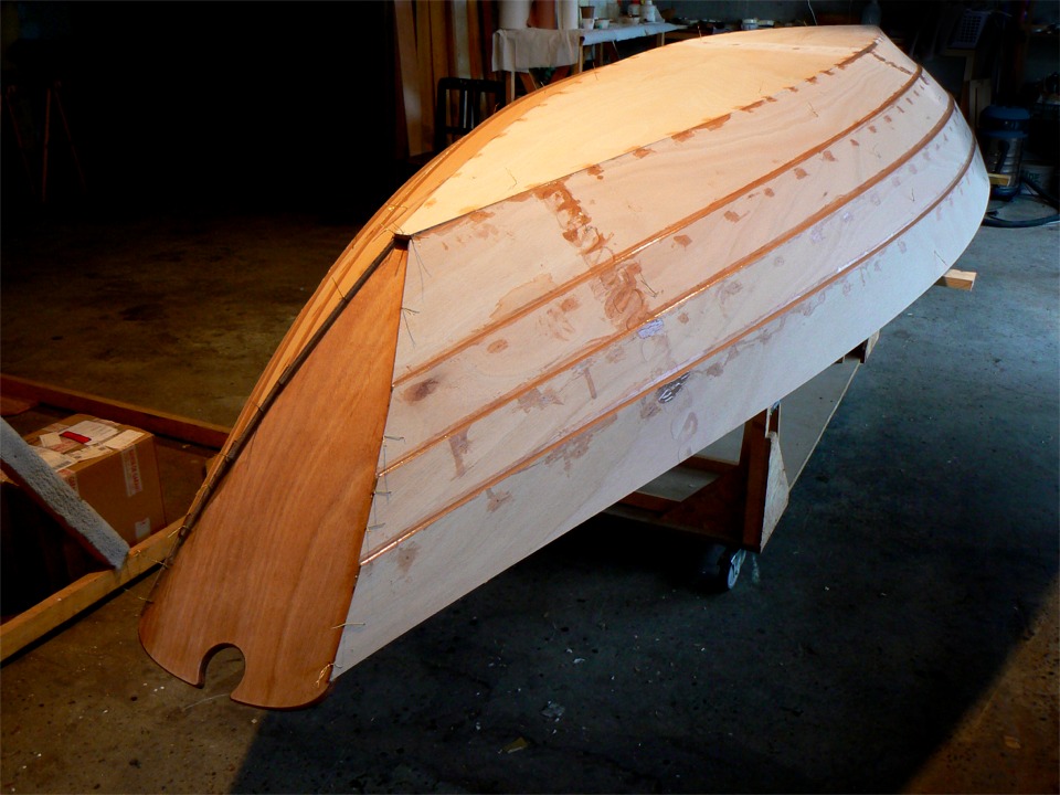 Il reste &agrave; couper les extr&eacute;mit&eacute;s des bord&eacute;s sur le tableau arri&egrave;re, puis faire un bon gros pon&ccedil;age, je serai pr&ecirc;t pour la stratification du bas de la coque : la sole et des deux bord&eacute;s 1. 