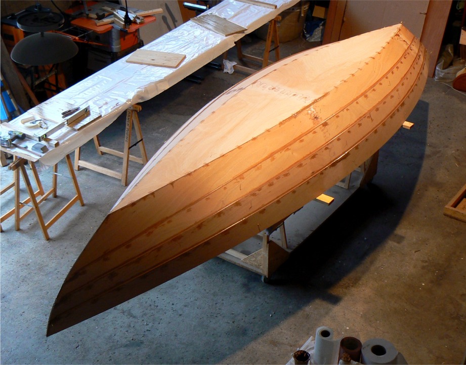 Sous cet angle, on constate que la coque est presque amphidrome. Elle est simplement un peu plus large dans sa partie arri&egrave;re, et le petit tableau inclin&eacute; remplace l'&eacute;trave l&eacute;g&egrave;rement arrondie, qui serait alors un &eacute;tambot. 