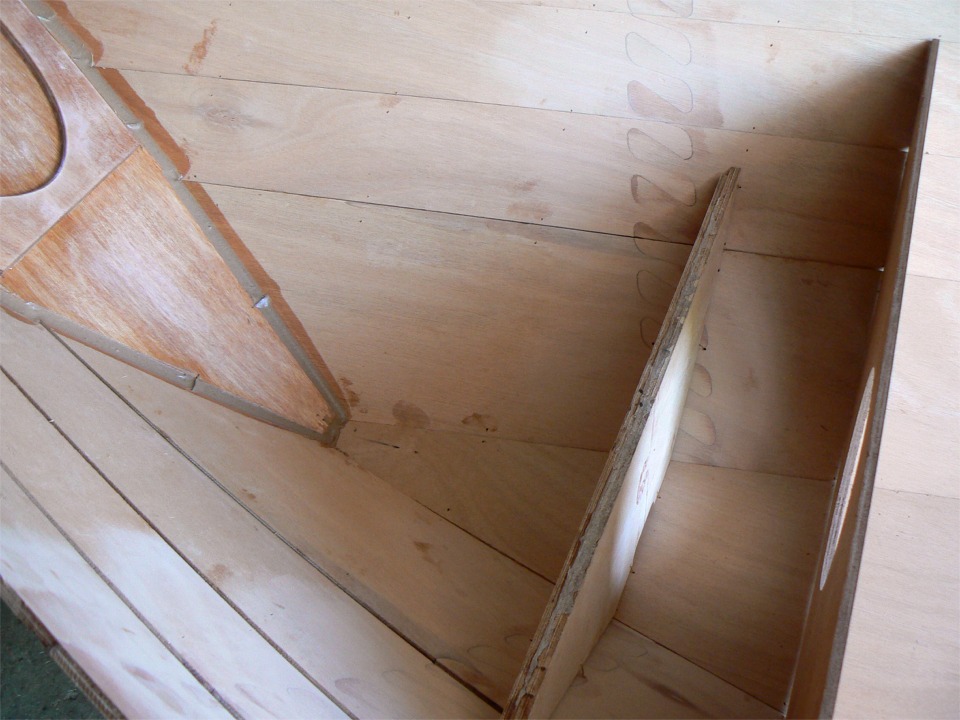 J'ai coup&eacute; le gabarit pour la future cloison du compartiment &eacute;tanche arri&egrave;re, et je l'ai pos&eacute; en place, &agrave; 15 cm devant la cloison existante. On voit que la nouvelle cloison est aussi nettement plus haute que l'ancienne, afin d'augmenter le volume de ce compartiment autant en hauteur qu'en longueur. 