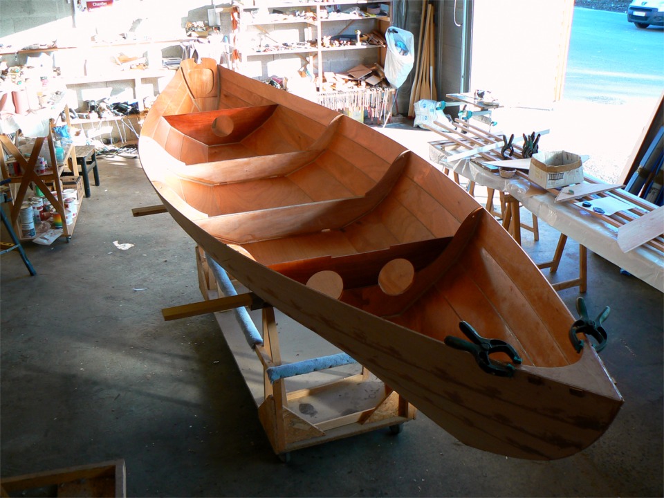 J'ai impr&eacute;gn&eacute; toute la surface int&eacute;rieure du Doris 17, fait tous les joints int&eacute;rieurs, bouch&eacute; les trous des sutures et fait les joints-cong&eacute;s des cloisons avant et arri&egrave;re. J'ai aussi coll&eacute; la guirlande. 