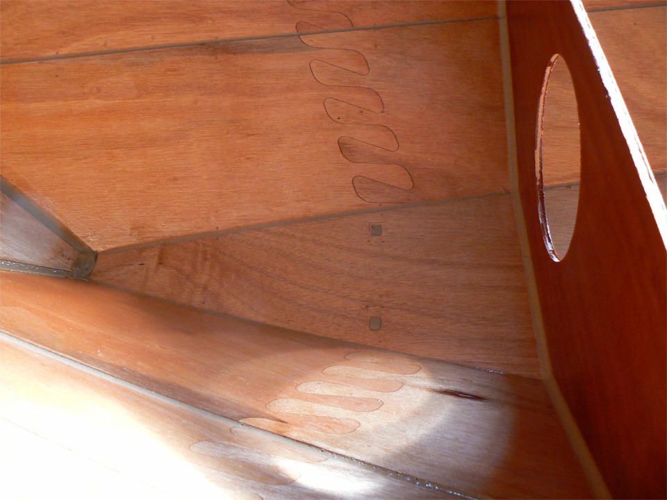 La nouvelle cloison est coll&eacute;e en place, avec des joints-cong&eacute;s de part et d'autre, et j'ai aussi impr&eacute;gn&eacute; toutes les surfaces. Notez que j'ai bouch&eacute; les mortaises de l'ancienne cloison et les trous de ses sutures.