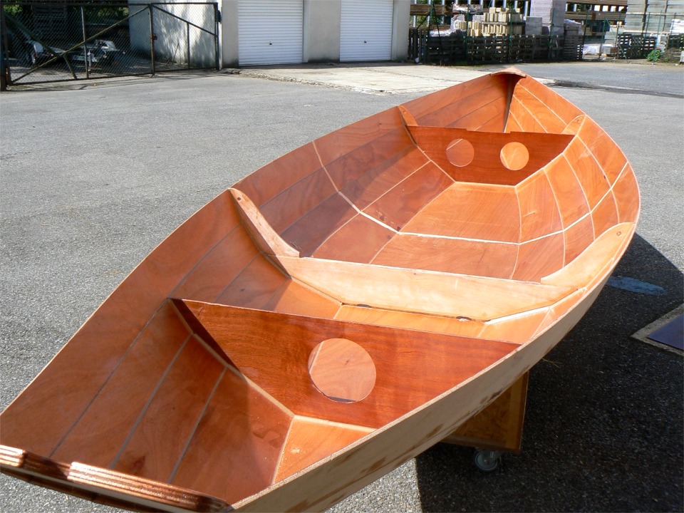 La marque de bronzage vient de l'absence d'impr&eacute;gnation &eacute;poxy &agrave; son emplacement. Je vais maintenant poncer toute la surface int&eacute;rieure, et je trouve que c'est plus facile de le faire pendant que la cloison est d&eacute;pos&eacute;e. Il n'y a pas de risque de d&eacute;formation de la coque car elle est suffisamment tenue par les collages entre les bord&eacute;s et par les autre cloisons. 