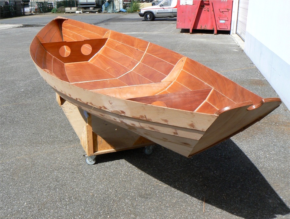 J'ai d&eacute;mont&eacute; la cloison 2, que je n'avais pas encore coll&eacute;e, car je dois modifier les anguillers afin d'y adapter des tubes qui permettront &agrave; l'eau des fonds de traverser le r&eacute;servoir du ballast liquide qui se trouvera appuy&eacute; sur cette cloison. 