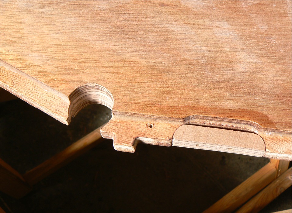 Vue de l'angle tribord au bas de la cloison 2 : j'ai perc&eacute; un trou de 25 mm de diam&egrave;tre pour le tube PVC qui va relier l'anguiller de cette cloison &agrave; celui de la nouvelle cloison qui fermera le r&eacute;servoir de ballast sur sa face avant. J'ai grossi&egrave;rement (mille sabords !) obtur&eacute; l'anguiller existant car la cloison 2 doit &ecirc;tre &eacute;tanche afin de fermer le r&eacute;servoir sur l'arri&egrave;re. Le joint-cong&eacute; de part et d'autre de la cloison finira de boucher la fente que l'on voit encore. 