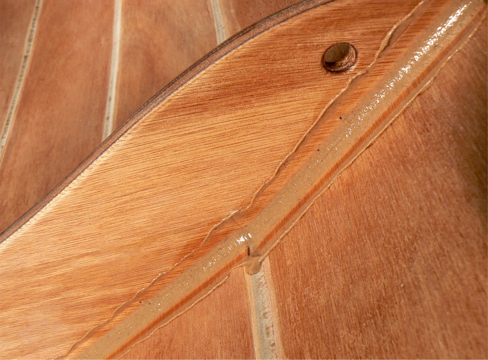 Pendant que nous sommes dans les d&eacute;tails, voici un joint-cong&eacute; sur la partie haute de la cloison 2 : j'ai d&eacute;pos&eacute; un filet d'&eacute;poxy charg&eacute;e dans l'angle, puis j'ai liss&eacute; ce filet &agrave; l'aide d'une cuiller en plastique de taille idoine. Ce faisant, j'ai chass&eacute; l'exc&eacute;dent d'&eacute;poxy sur les cot&eacute;s du joint. 