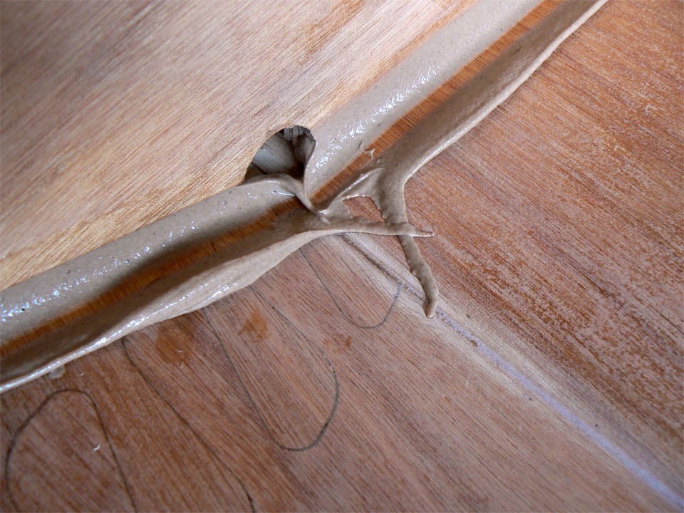 Toujours sur la cloison 2, voici le joint-cong&eacute; fra&icirc;chement form&eacute;, dans l'angle entre le bord&eacute; 1 tribord et la sole, devant le nouvel anguiller.