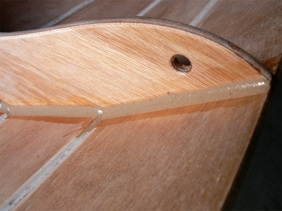 Afin d'obtenir un joint-cong&eacute; propre, je racle ensuite l'exc&eacute;dent de part et d'autre &agrave; l'aide d'un ciseau &agrave; bois. On distingue sur cette image le trou de la suture du bord&eacute; 4, en dessous et l&eacute;g&egrave;rement &agrave; gauche du trou de la t&ecirc;te de membrure. Si la suture n'est pas plus visible sur l'autre face de la membrure, je pense que je vais la laisser en place, en la coupant au ras du bord&eacute; sur l'ext&eacute;rieur. Si elle &eacute;tait plus visible, je la couperais pour l'extraire (en la chauffant), puis je ferais une retouche sur le joint-cong&eacute; pour boucher le trou. 