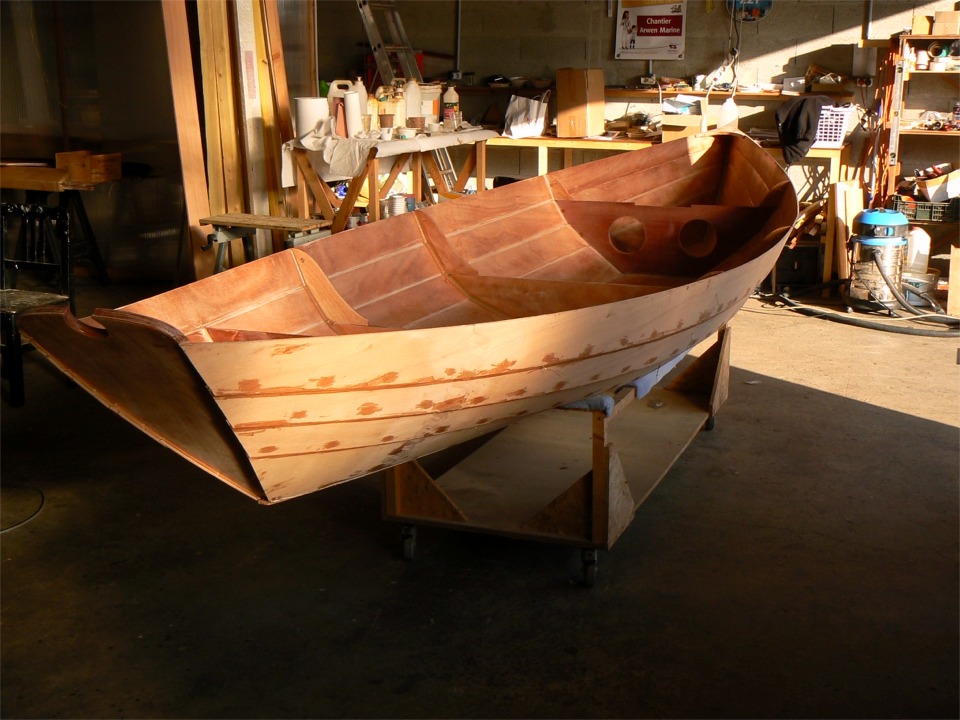 Le bateau est de retour &agrave; l'int&eacute;rieur pour la phase suivante : stratification de l'int&eacute;rieur, partie basse seulement. En effet, seule la sole et les bord&eacute;s 1 seront stratifi&eacute;s, &agrave; l'int&eacute;rieur comme &agrave; l'ext&eacute;rieur.