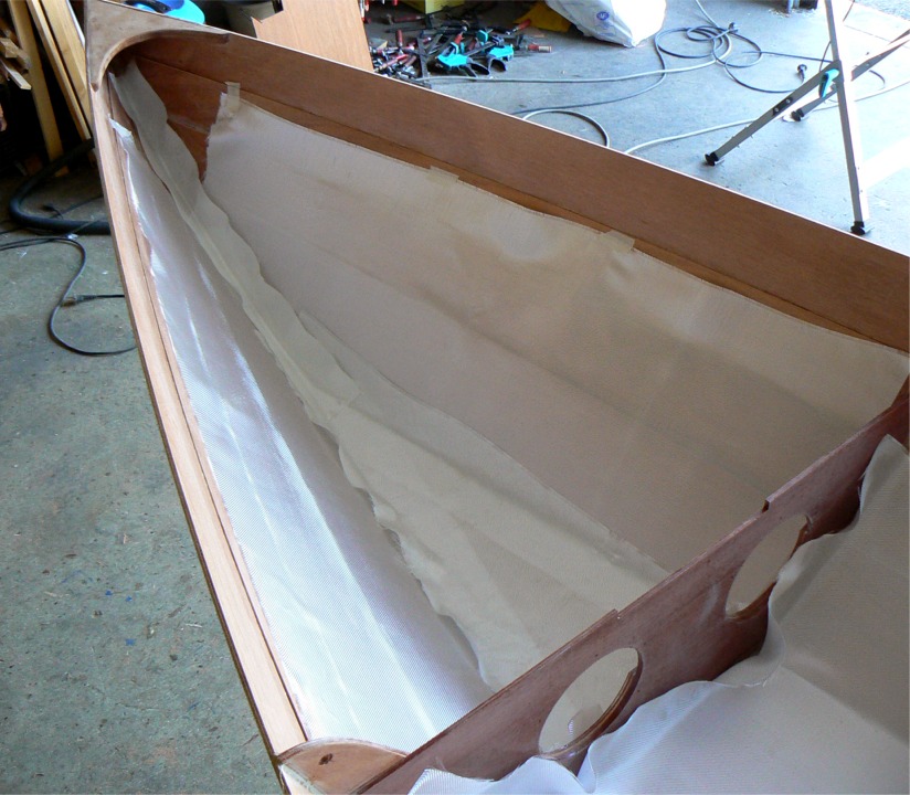 J'en fais autant dans le compartiment avant, o&ugrave; j'ai plac&eacute; 4 pi&egrave;ces qui se recouvrent toutes dans la zone du brion afin d'obtenir la solidit&eacute; maximale. Ici, je renforce en pr&eacute;vision des efforts r&eacute;p&eacute;t&eacute;s de d&eacute;formation impos&eacute;s par le franchissement du clapot, lorsque l'on est au pr&egrave;s dans la brise. 