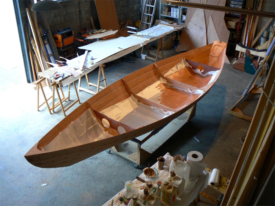 Je profite d'une pause de mixage d'une nouvelle dose d'&eacute;poxy pour faire cette photo : j'ai d&eacute;j&agrave; satur&eacute; d'&eacute;poxy tout le tissu du compartiment arri&egrave;re, ainsi que celui entre les cloisons 3 et 4, les parties non satur&eacute;es seront coup&eacute;es et enlev&eacute;es. On voit que je n'ai pas fini de saturer le tissu dans le compartiment entre les cloison 2 et 3. 