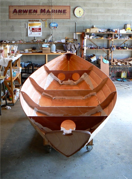 L'ensemble du tissu de verre est satur&eacute;, il ne reste qu'&agrave; couper les parties exc&eacute;dentaires non satur&eacute;es. 