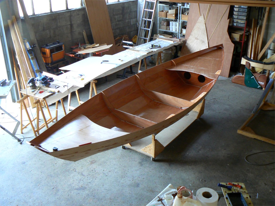 Essayage des panneaux. Ces deux grands caissons transforment radicalement l'aspect du Doris 17 ! 