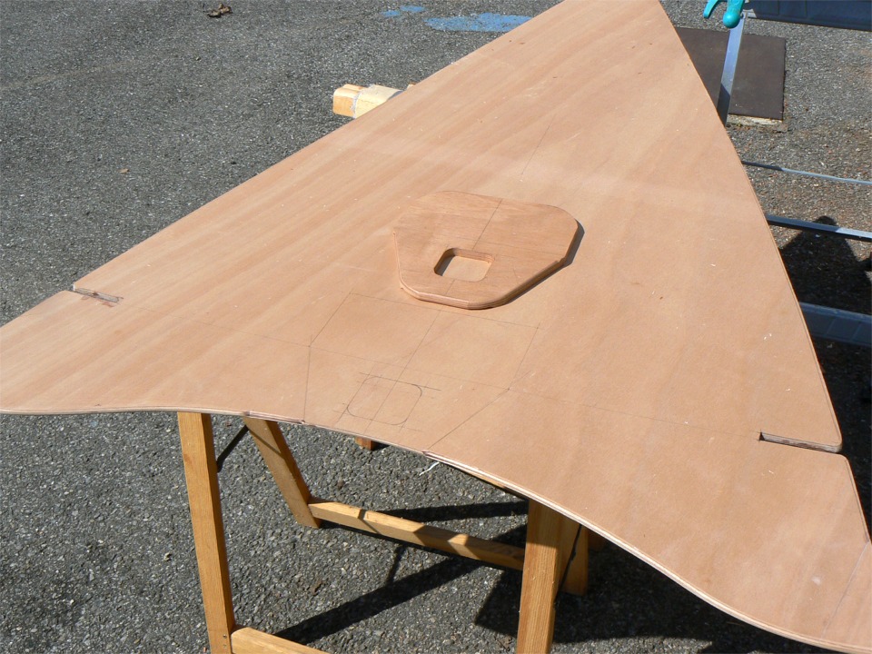 J'ai coup&eacute; le renfort d'&eacute;tambrai (qui sera coll&eacute; sous le panneau, &agrave; l'endroit du trac&eacute;) dans du contreplaqu&eacute; makor&eacute; de 12 mm. Le makor&eacute; est beaucoup plus dur et dense que l'okoum&eacute;. Je r&eacute;alise le pied de m&acirc;t dans le m&ecirc;me m&eacute;tal. 