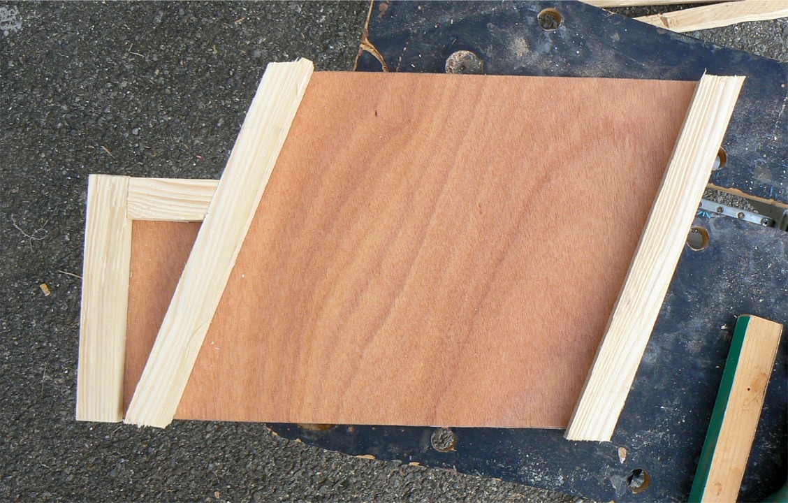 J'ai coup&eacute; l'exc&eacute;dent de tissu de verre et je fais l'essayage des pi&egrave;ces de structure interne du puits de d&eacute;rive avant collage. 